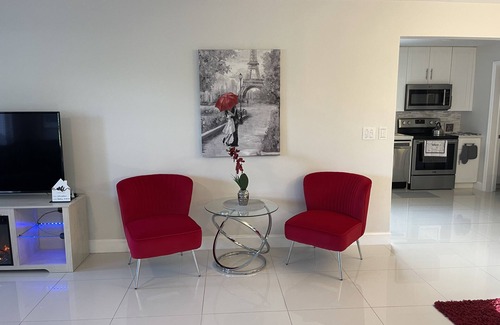 North Andrews Gardens Casa | Clean and modern 2BR/2Bath Jacuzzi home, beautiful Patio, minutes from the beach
