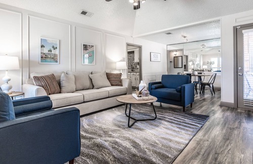 Northeast Carrollton Casa | Clean and Stylish Carrollton Home! Great Location