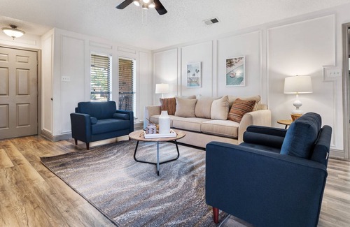 Northeast Carrollton Casa | Clean and Stylish Carrollton Home! Great Location