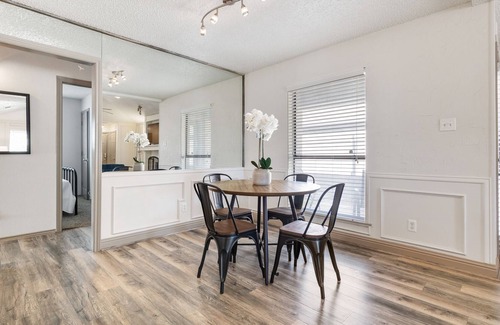 Northeast Carrollton Casa | Clean and Stylish Carrollton Home! Great Location