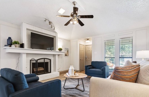 Northeast Carrollton Casa | Clean and Stylish Carrollton Home! Great Location