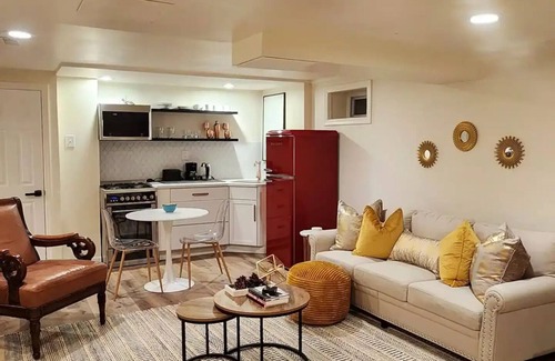 West Orange Apartamento | Clean/Comfortable/Spacious/Peaceful Outdoor Space