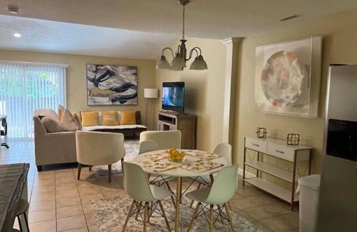 Valdosta Apartamento | Clean & Comfy 3 BR 2 Bath Townhouse 4 Queen beds