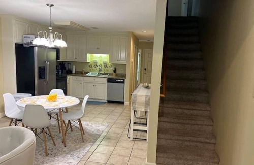 Valdosta Apartamento | Clean & Comfy 3 BR 2 Bath Townhouse 4 Queen beds