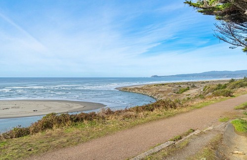 McKinleyville Casa | Clean, comfy and located in a Redwood Park like setting. Walk to Moonstone Beach