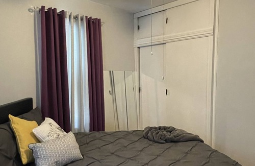 Hartford Apartamento | Clean, Comfy and Spacious Bedroom