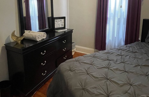 Hartford Apartamento | Clean, Comfy and Spacious Bedroom