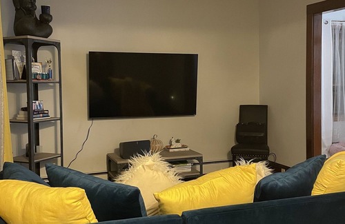Hartford Apartamento | Clean, Comfy and Spacious Bedroom