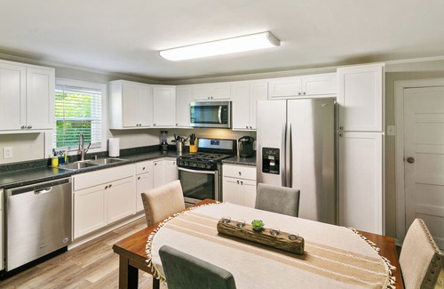 Libertyville Casa | Clean Freshly Remodeled 4 Bedroom House