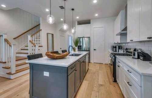 Dallas Casa | Clean luxury, furnished house for rent