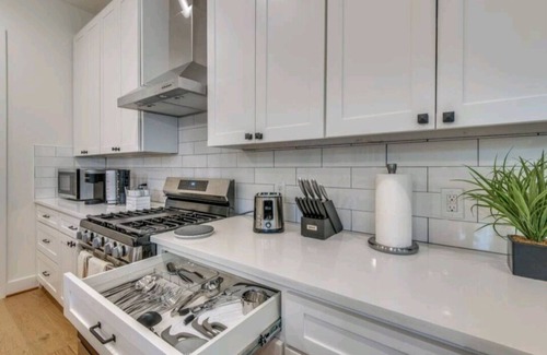 Dallas Casa | Clean luxury, furnished house for rent