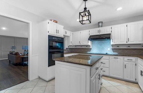 North Richland Hills Casa | Clean, modern, luxury 4 bed room home on the water with pingpong table/Smart TVs