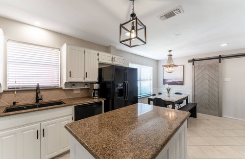 North Richland Hills Casa | Clean, modern, luxury 4 bed room home on the water with pingpong table/Smart TVs
