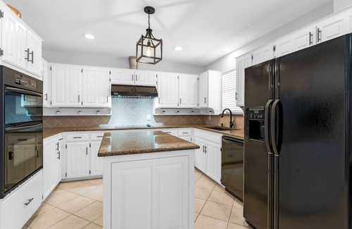 North Richland Hills Casa | Clean, modern, luxury 4 bed room home on the water with pingpong table/Smart TVs