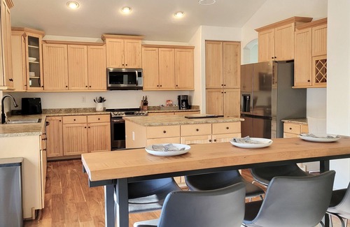 Tramonto Casa | Clean Modern Spacious Home w/Heated Pool
