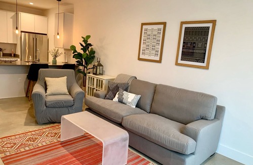 Govalle Condominio | Clean Private Condo w/ yard!