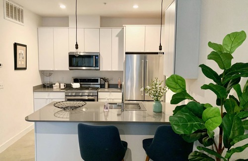 Govalle Condominio | Clean Private Condo w/ yard!