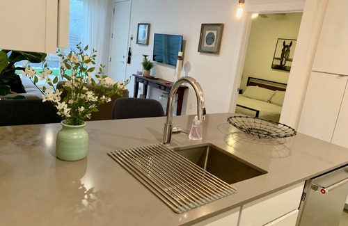 Govalle Condominio | Clean Private Condo w/ yard!