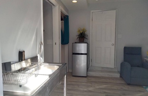 Disston Heights Apartamento | Clean, Queen, Kitchenette, Private Patio with Seating & Dining, On-Site Parking.