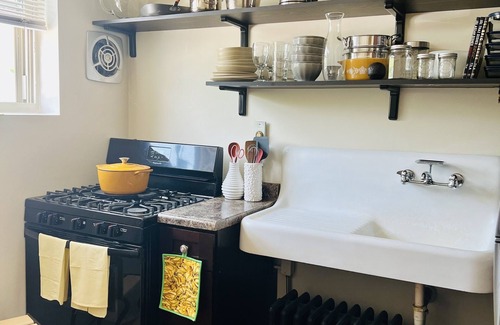 Highland Park Apartamento | Clean, Quiet, Secure, with Beautiful Park Views - 1 bedroom plus den in Rivinia