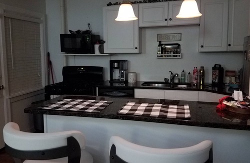 Country Club Plaza Area Condominio | Clean, Safe, & Ultimate Kansas City Location! Great for traveling nurse/couples