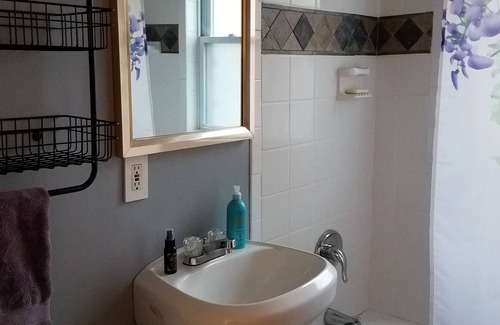 Country Club Plaza Area Condominio | Clean, Safe, & Ultimate Kansas City Location! Great for traveling nurse/couples
