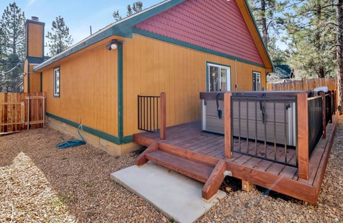 Sugarloaf Chalet De Esquí | Clean Slate by Big Bear Vacations | Hot Tub | Pets Welcome | Fenced | Minutes To Activities