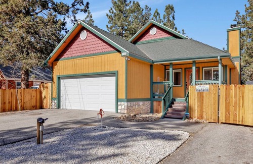 Sugarloaf Chalet De Esquí | Clean Slate by Big Bear Vacations | Hot Tub | Pets Welcome | Fenced | Minutes To Activities