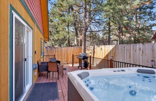 Sugarloaf Chalet De Esquí | Clean Slate by Big Bear Vacations | Hot Tub | Pets Welcome | Fenced | Minutes To Activities