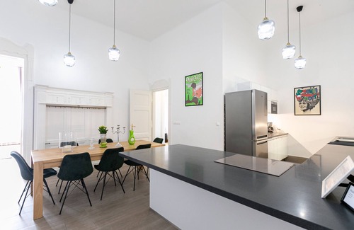 Belso-Ferencvaros Apartamento | Amplio apartamento de lujo con balcón con vistas hermosa plaza de la iglesia