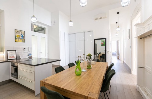Belso-Ferencvaros Apartamento | Amplio apartamento de lujo con balcón con vistas hermosa plaza de la iglesia