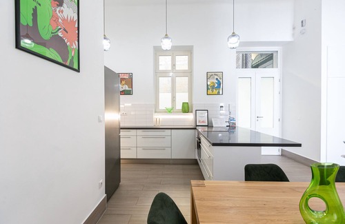 Belso-Ferencvaros Apartamento | Amplio apartamento de lujo con balcón con vistas hermosa plaza de la iglesia