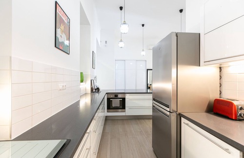 Belso-Ferencvaros Apartamento | Amplio apartamento de lujo con balcón con vistas hermosa plaza de la iglesia