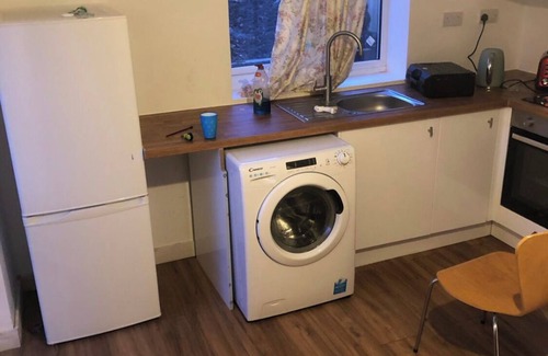 Iffley Apartamento | Clean studio property near mental Health hosp , 5 mins to city centre