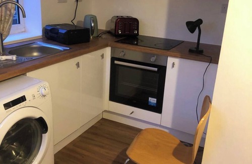 Iffley Apartamento | Clean studio property near mental Health hosp , 5 mins to city centre