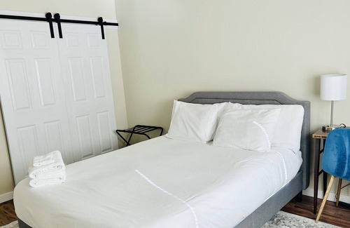 Redmond Casa | clean, stylish, relaxing home with hottub and fenced in backyard