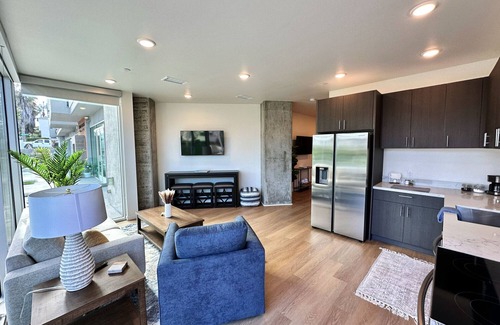 Point Loma Heights Apartamento | Clean & stylish with exclusive patio, king bed, secured parking, by the beach