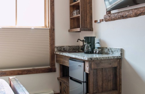 Historic District Hotel | Clear Creek Inn