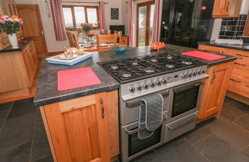 Pendine Casa | CLEAR VIEW, pet friendly, character holiday cottage in Pendine
