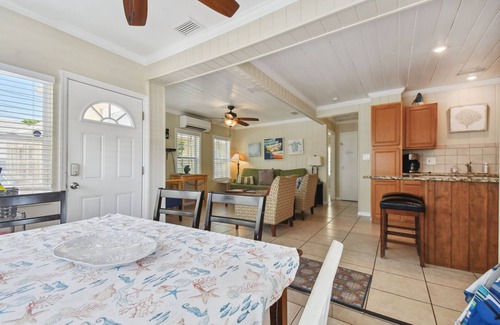Clearwater Beach Casa | Clearwater Beach Cottage 13H/ Walk to the Beach!