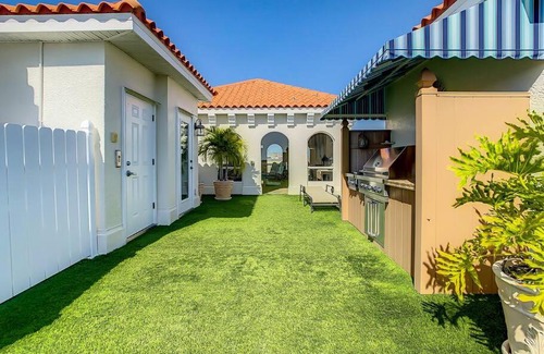 Clearwater Beach Casa | Clearwater Penthouse 5 min Beach walk Heated Pool