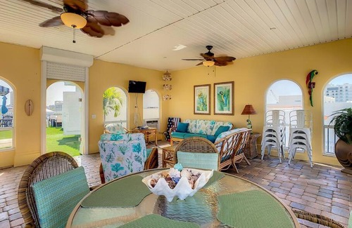 Clearwater Beach Casa | Clearwater Penthouse 5 min Beach walk Heated Pool