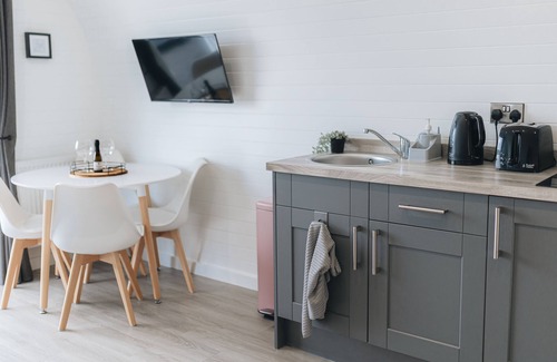 New Moat Cabina | Cleddau - Glamping Pod with Hot Tub Sleeping up to 4 Guests