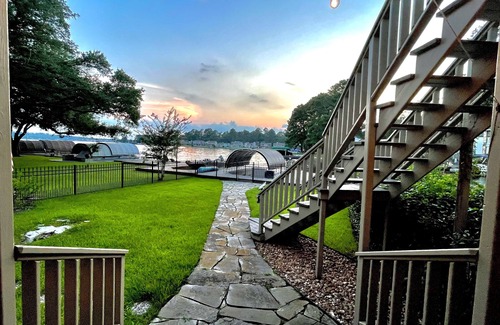 Walden on Lake Conroe Casa | Clemens' Cottage - Lakefront Bungalow on Lake Conroe w/ Private Dock & Boat Slip