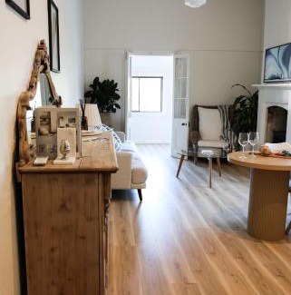 Beechworth Apartamento | Clements Cottage on Main St. Bare bnb by Bare Body Beauty co.