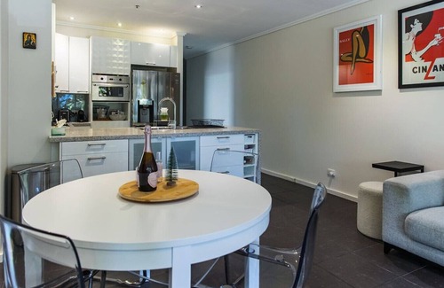 South Melbourne Apartamento | Cleo, Indoor pool and gym. Central location