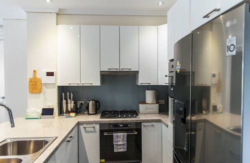 South Melbourne Apartamento | Cleo, Indoor pool and gym. Central location