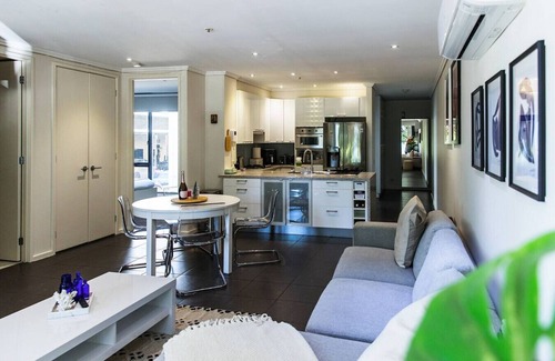 South Melbourne Apartamento | Cleo, Indoor pool and gym. Central location