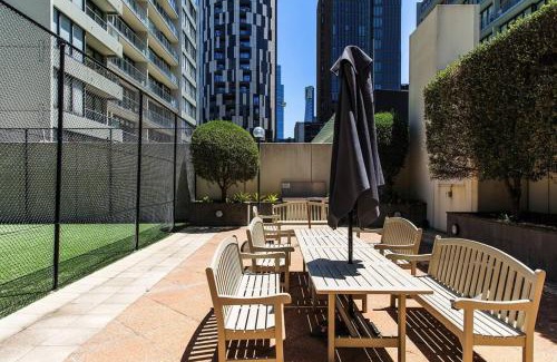 South Melbourne Apartamento | Cleo, Indoor pool and gym. Central location