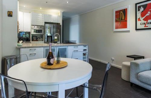 South Melbourne Apartamento | Cleo, Indoor pool and gym. Central location